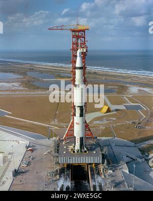 Apollo/Saturn V auf der Startfläche Hochwinkelansicht von Pad A, Launch Complex 39, Kennedy Space Center, zeigt die Apollo 4 Raumsonde 017/Saturn 501 unbemannt, die Erdumlaufbahn wird für den Start vorbereitet. Die riesigen 363 m Das Raumfahrzeug Tall Apollo/Saturn V wurde am 9. November 1967 um 7:00:01 Uhr EST gestartet. Ein optimiertes NASA-Bild. Quelle: NASA Stockfoto