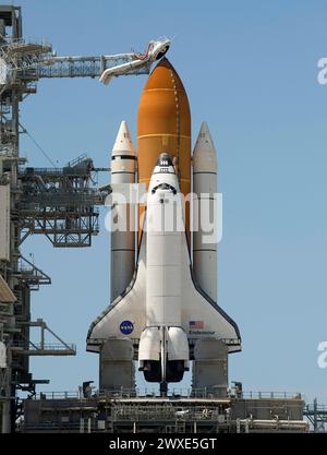 Das Space Shuttle Endeavour wird am 11. Juli 2009 auf der Startrampe 39A im Kennedy Space Center der NASA in Cape Canaveral, Florida, gesichtet. Die NASA hofft, dass Endeavour am nächsten Tag mit der Besatzung von STS-127 starten wird. Eine optimierte Version eines Originalbildes der NASA. . Obligatorischer Kredit: NASA/B.Ingalls Stockfoto