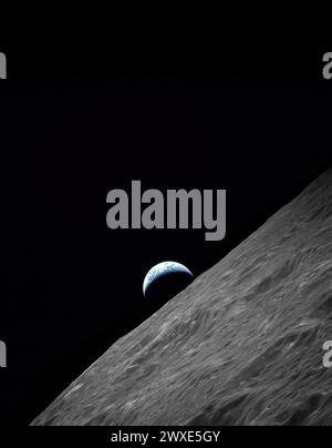 Erdaufgang über dem Mond, aufgenommen während Apollo 17's Reise zum Mond. Nasas letzte bemannte Mondmission. Blick auf die Mondsichel, die sich über dem Mond-Horizont über dem Ritz-Krater erhebt. Das Bild wurde 1972 während der Apollo 17-Mission auf der Revolution 66 aufgenommen. Das Original-Filmmagazin wurde mit PP beschriftet. Filmtyp war SO-368 Color Ektachrome MS CEX, Color Reversal, 250-mm-Objektiv, Länge 97,6 Ost, Azimut 263, Höhe 113 km Ein optimiertes NASA-Bild. Quelle: NASA-Bild enthält einen schwarzen Raum am oberen Rand des Bildes. Das ursprüngliche Bildformat war quadratisch. Stockfoto