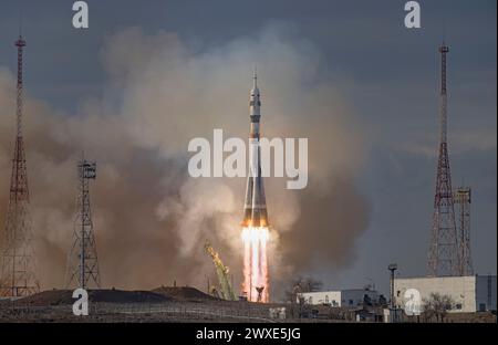 Die Sojus-Rakete startet mit der Expedition 71 NASA-Astronaut Tracy Dyson, Roscosmos-Kosmonaut Oleg Nowitskiy und der weißrussischen Raumfahrtteilnehmer Marina Wasilevskaja an Bord, Samstag, 23. März 2024. im Kosmodrom Baikonur in Kasachstan. Optimierte Version eines Originalbildes der NASA / Credit: NASA/B Ingalls Stockfoto