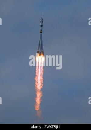 Die Sojus-Rakete startet mit der Expedition 71 NASA-Astronaut Tracy Dyson, Roscosmos-Kosmonaut Oleg Nowitskiy und der weißrussischen Raumfahrtteilnehmer Marina Wasilevskaja an Bord, Samstag, 23. März 2024. im Kosmodrom Baikonur in Kasachstan. Optimierte Version eines Originalbildes der NASA / Credit: NASA/B Ingalls Stockfoto