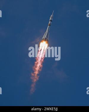 Die Sojus-Rakete startet mit der Expedition 71 NASA-Astronaut Tracy Dyson, Roscosmos-Kosmonaut Oleg Nowitskiy und der weißrussischen Raumfahrtteilnehmer Marina Wasilevskaja an Bord zur Internationalen Raumstation. 23. März 2024 im Kosmodrom Baikonur in Kasachstan. Optimierte Version eines Originalbildes der NASA / Credit: NASA/B Ingalls Stockfoto