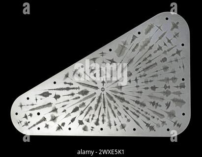 Im Oktober 2024 startet der Europa Clipper der NASA mit einer besonderen Botschaft für den Jupitermond Europa. Der Mond weist auf einen riesigen Ozean unter der Oberfläche hin. Eine Tantal-Metallplatte mit einer Größe von 18 x 28 cm wird mit Wellenformen versehen, die „Wasser“ in 103 Sprachen darstellen und die Verbindung der Erde zu Europa symbolisieren. Diese Geste, eine Botschaft in den Weltraum zu senden, die auf einer Metallscheibe eingraviert ist, ähnelt der Geste der goldenen Metallscheiben, die auf der 1977 starteten Voyager-Raumsonde geschickt wurden. Optimierte Version eines Originalbildes der NASA / Credit: NASA/JPL Stockfoto