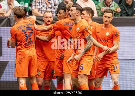 Bremen, Deutschland. 30. März 2024. Fußball: Bundesliga, Werder Bremen - VfL Wolfsburg, Spieltag 27, wohninvest Weserstadion. Die Spieler von Wolfsbugr feiern das Tor mit 0:1. Hinweis: Axel Heimken/dpa – WICHTIGER HINWEIS: gemäß den Vorschriften der DFL Deutscher Fußball-Liga und des DFB Deutscher Fußball-Bundes ist es verboten, im Stadion und/oder des Spiels aufgenommene Fotografien in Form von sequenziellen Bildern und/oder videoähnlichen Fotoserien zu verwenden oder zu nutzen./dpa/Alamy Live News Stockfoto