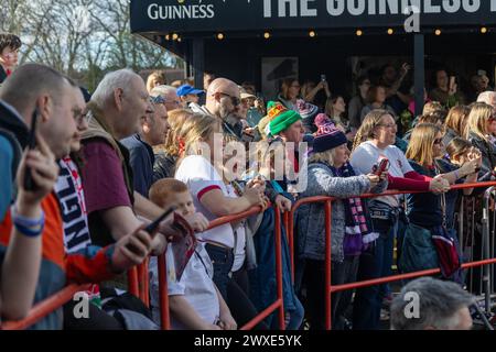 Bristol, Großbritannien. 30. März 2024. Rugby-Fans warten darauf, dass die Spieler im Ashton Gate Stadium für die Guinness Women's Six Nations ankommen. Bristol, UK Credit: ️ Elsie Kibue/Alamy Live News Stockfoto