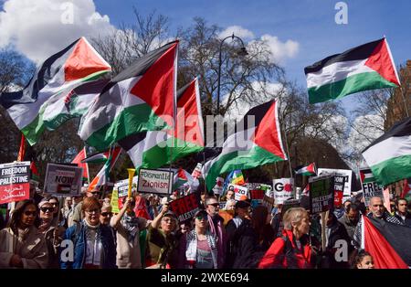 London, England, Großbritannien. 30. März 2024. Die Demonstranten beginnen den marsch am Russell Square. Zehntausende von Menschen marschierten solidarisch mit Palästina in Zentral-London und riefen zu einem Waffenstillstand während des Krieges zwischen Israel und der Hamas auf. (Kreditbild: © Vuk Valcic/ZUMA Press Wire) NUR REDAKTIONELLE VERWENDUNG! Nicht für kommerzielle ZWECKE! Stockfoto