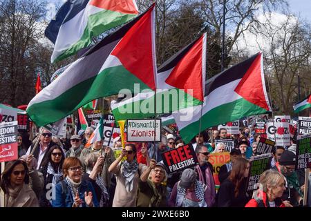London, England, Großbritannien. 30. März 2024. Die Demonstranten beginnen den marsch am Russell Square. Zehntausende von Menschen marschierten solidarisch mit Palästina in Zentral-London und riefen zu einem Waffenstillstand während des Krieges zwischen Israel und der Hamas auf. (Kreditbild: © Vuk Valcic/ZUMA Press Wire) NUR REDAKTIONELLE VERWENDUNG! Nicht für kommerzielle ZWECKE! Stockfoto