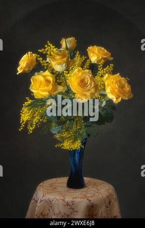 Stillleben mit gelben Rosen und Mimosa-Blüten Stockfoto