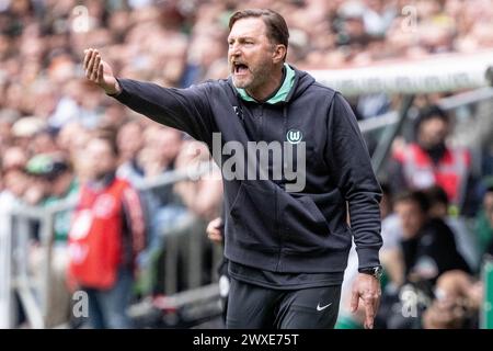 Bremen, Deutschland. 30. März 2024. Fußball: Bundesliga, Werder Bremen - VfL Wolfsburg, Spieltag 27, wohninvest Weserstadion. Wolfsburger Trainer Ralph Hasenhüttl gestikuliert auf der Touchline. Hinweis: Axel Heimken/dpa – WICHTIGER HINWEIS: gemäß den Vorschriften der DFL Deutscher Fußball-Liga und des DFB Deutscher Fußball-Bundes ist es verboten, im Stadion und/oder des Spiels aufgenommene Fotografien in Form von sequenziellen Bildern und/oder videoähnlichen Fotoserien zu verwenden oder zu nutzen./dpa/Alamy Live News Stockfoto