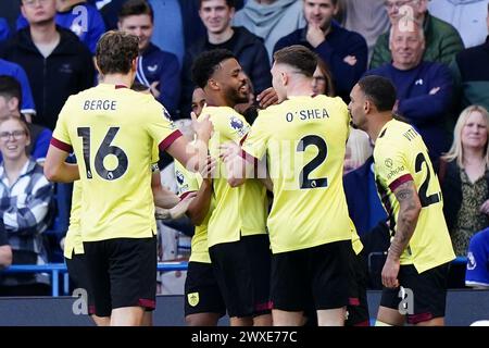 Josh Cullen (Hidden) von Burnley feiert das erste Tor ihrer Mannschaft im Spiel mit seinen Teamkollegen während des Premier League-Spiels in Stamford Bridge, London. Bilddatum: Samstag, 30. März 2024. Stockfoto