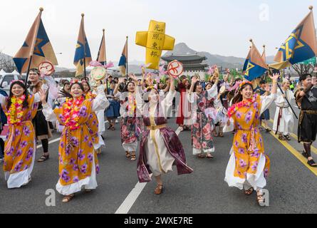 Seoul, Südkorea. 30. März 2024. Südkoreas Christen nehmen 2024 an der Osterparade auf dem Gwanghwamun Square in Seoul Teil. Ostern ist ein christliches fest und kultureller Feiertag, der die im Neuen Testament dargestellte Auferstehung von den Toten feiert und am dritten Tag der Beerdigung Jesu nach der Kreuzigung durch die Römer auf Kalvaria stattfindet. Quelle: SOPA Images Limited/Alamy Live News Stockfoto