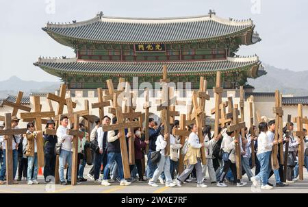 Seoul, Südkorea. 30. März 2024. Südkoreas Christen nehmen 2024 an der Osterparade auf dem Gwanghwamun Square in Seoul Teil. Ostern ist ein christliches fest und kultureller Feiertag, der die im Neuen Testament dargestellte Auferstehung von den Toten feiert und am dritten Tag der Beerdigung Jesu nach der Kreuzigung durch die Römer auf Kalvaria stattfindet. Quelle: SOPA Images Limited/Alamy Live News Stockfoto