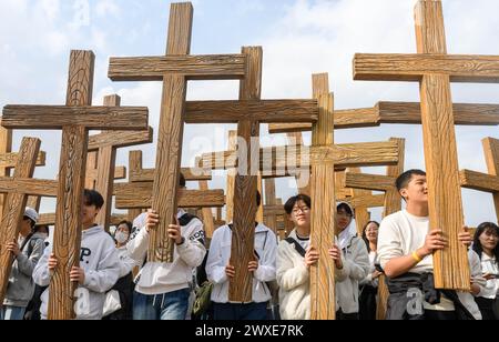 Seoul, Südkorea. 30. März 2024. Südkoreas Christen nehmen 2024 an der Osterparade auf dem Gwanghwamun Square in Seoul Teil. Ostern ist ein christliches fest und kultureller Feiertag, der die im Neuen Testament dargestellte Auferstehung von den Toten feiert und am dritten Tag der Beerdigung Jesu nach der Kreuzigung durch die Römer auf Kalvaria stattfindet. Quelle: SOPA Images Limited/Alamy Live News Stockfoto