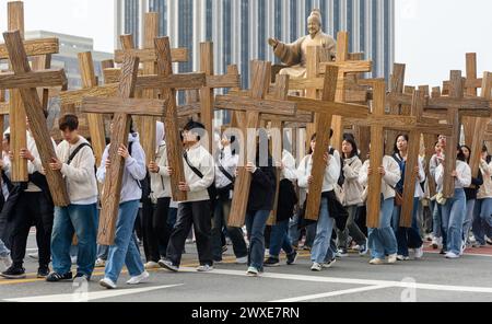 Seoul, Südkorea. 30. März 2024. Südkoreas Christen nehmen 2024 an der Osterparade auf dem Gwanghwamun Square in Seoul Teil. Ostern ist ein christliches fest und kultureller Feiertag, der die im Neuen Testament dargestellte Auferstehung von den Toten feiert und am dritten Tag der Beerdigung Jesu nach der Kreuzigung durch die Römer auf Kalvaria stattfindet. Quelle: SOPA Images Limited/Alamy Live News Stockfoto