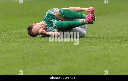 Bremen, Deutschland. 30. März 2024. Fußball: Bundesliga, Werder Bremen - VfL Wolfsburg, Spieltag 27, wohninvest Weserstadion. Bremer Olivier Deman reagiert auf dem Spielfeld. Hinweis: Axel Heimken/dpa – WICHTIGER HINWEIS: gemäß den Vorschriften der DFL Deutscher Fußball-Liga und des DFB Deutscher Fußball-Bundes ist es verboten, im Stadion und/oder des Spiels aufgenommene Fotografien in Form von sequenziellen Bildern und/oder videoähnlichen Fotoserien zu verwenden oder zu nutzen./dpa/Alamy Live News Stockfoto