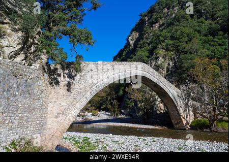 Blick auf die historische Steinbrücke von Viniani im Agrafa-Gebirge in Zentralgriechenland Stockfoto