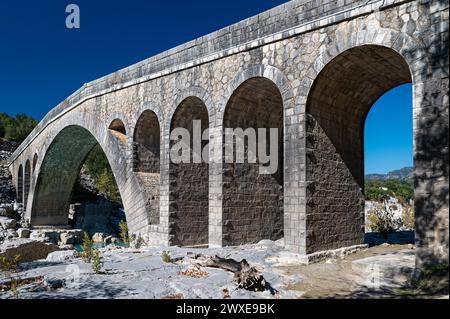 Blick auf eine Steinbrücke von Templa, erbaut im 19. Jahrhundert, eines der schönsten Beispiele traditioneller Architektur in Mittelgriechenland Stockfoto