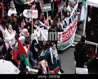 Paris, Frankreich, Europa. 30. März 2024: Anhänger Palästinas demonstrierten am Samstag in der Rue de Rivoli im 4. Arrondissement von Paris. Banner forderten die Beendigung des Kolonialismus und des Völkermords im Gazastreifen und die Beendigung der Massaker an palästinensischen Völkern. Die Menschen trugen Schilder mit der Aufschrift: "Es ist kein Krieg, es ist Völkermord." Es waren auch Demonstranten mit Fahnen und Fahnen der Kommunistischen Partei Frankreichs anwesend. Stockfoto