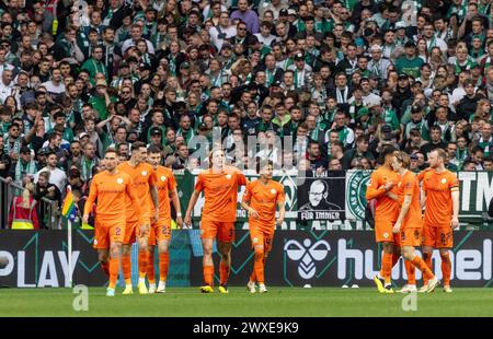 Bremen, Deutschland. 30. März 2024. Fußball: Bundesliga, Werder Bremen - VfL Wolfsburg, Spieltag 27, wohninvest Weserstadion. Wolfsburgs Spieler feiern das Ziel um 0:2 Credit: Axel Heimken/dpa - WICHTIGER HINWEIS: gemäß den Vorschriften der DFL Deutscher Fußball-Liga und des DFB Deutscher Fußball-Bundes ist es verboten, im Stadion und/oder des Spiels aufgenommene Fotografien in Form von sequenziellen Bildern und/oder videoähnlichen Fotoserien zu verwenden oder zu nutzen./dpa/Alamy Live News Stockfoto