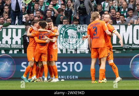 Bremen, Deutschland. 30. März 2024. Fußball: Bundesliga, Werder Bremen - VfL Wolfsburg, Spieltag 27, wohninvest Weserstadion. Wolfsburgs Spieler feiern das Ziel um 0:2 Credit: Axel Heimken/dpa - WICHTIGER HINWEIS: gemäß den Vorschriften der DFL Deutscher Fußball-Liga und des DFB Deutscher Fußball-Bundes ist es verboten, im Stadion und/oder des Spiels aufgenommene Fotografien in Form von sequenziellen Bildern und/oder videoähnlichen Fotoserien zu verwenden oder zu nutzen./dpa/Alamy Live News Stockfoto