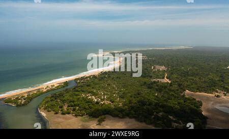 Meer mit Strand im Nationalpark im Dschungel. Stockfoto