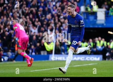 Cole Palmer von Chelsea feiert das zweite Tor ihrer Mannschaft während des Premier League-Spiels in Stamford Bridge, London. Bilddatum: Samstag, 30. März 2024. Stockfoto