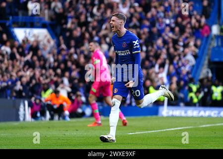 Cole Palmer von Chelsea feiert das zweite Tor ihrer Mannschaft während des Premier League-Spiels in Stamford Bridge, London. Bilddatum: Samstag, 30. März 2024. Stockfoto