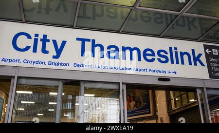 London, Großbritannien - 25. März 2024; Schilder mit Zielen vom Bahnhof City Thameslink im Zentrum von London Stockfoto