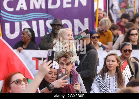 London, UK, 30. März 2024. Tausende marschierten vom Russel-Platz zum Trafalgar-Platz für den 11. märz in London und forderten einen Waffenstillstand in Gaza. Der 30. März ist ein bedeutender Tag für die Palästinenser als Landtag und erinnert an die Ereignisse von 1976, als sie Proteste veranstalten und Olivenbäume Pflanzen, um ihre Verbindung zu ihrem Land zu bekräftigen. Kredit : Monica Wells/Alamy Live News Stockfoto