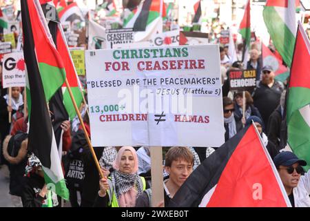 London, UK, 30. März 2024. Tausende marschierten vom Russel-Platz zum Trafalgar-Platz für den 11. märz in London und forderten einen Waffenstillstand in Gaza. Der 30. März ist ein bedeutender Tag für die Palästinenser als Landtag und erinnert an die Ereignisse von 1976, als sie Proteste veranstalten und Olivenbäume Pflanzen, um ihre Verbindung zu ihrem Land zu bekräftigen. Kredit : Monica Wells/Alamy Live News Stockfoto