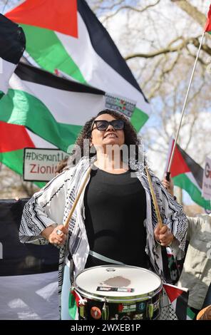 London, UK, 30. März 2024. Tausende marschierten vom Russel-Platz zum Trafalgar-Platz für den 11. märz in London und forderten einen Waffenstillstand in Gaza. Der 30. März ist ein bedeutender Tag für die Palästinenser als Landtag und erinnert an die Ereignisse von 1976, als sie Proteste veranstalten und Olivenbäume Pflanzen, um ihre Verbindung zu ihrem Land zu bekräftigen. Kredit : Monica Wells/Alamy Live News Stockfoto
