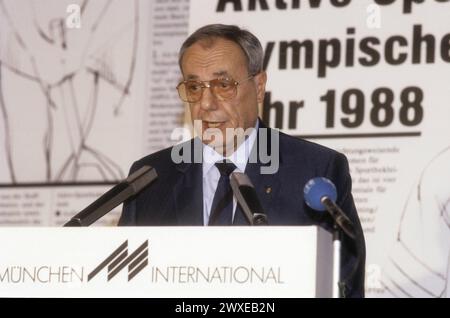 Armin Dassler Unternehmer 09/87 Rag Armin Dassler auf der ISPO in München im September 1987 Internationale Fachmesse für Sportartikel und Sportmode Messe Deutschland deutsch deutscher Mann Sportschuhfabrikant Sportschuhe Sport Schuhe Schuhhersteller PUMA Unternehmen Firma deutscher Unternehmer Sportschuhhersteller quer halb stehend sprechend Podium Pult Bühne Mikrofon Inschrift München International *** Armin Dassler Unternehmer 09 87 Rag Armin Dassler at die ISPO in München im September 1987 Internationale Fachmesse für Sportartikel und Sportmode Deutschland deutsch Mann Sport Stockfoto