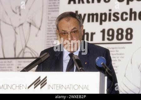 Armin Dassler Unternehmer 09/87 Rag Armin Dassler auf der ISPO in München im September 1987 Internationale Fachmesse für Sportartikel und Sportmode Messe Deutschland deutsch deutscher Mann Sportschuhfabrikant Sportschuhe Sport Schuhe Schuhhersteller PUMA Unternehmen Firma deutscher Unternehmer Sportschuhhersteller quer halb stehend sprechend Podium Pult Bühne Mikrofon Inschrift München International *** Armin Dassler Unternehmer 09 87 Rag Armin Dassler at die ISPO in München im September 1987 Internationale Fachmesse für Sportartikel und Sportmode Deutschland deutsch Mann Sport Stockfoto