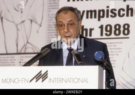 Armin Dassler Unternehmer 09/87 Rag Armin Dassler auf der ISPO in München im September 1987 Internationale Fachmesse für Sportartikel und Sportmode Messe Deutschland deutsch deutscher Mann Sportschuhfabrikant Sportschuhe Sport Schuhe Schuhhersteller PUMA Unternehmen Firma deutscher Unternehmer Sportschuhhersteller quer halb stehend sprechend Podium Pult Bühne Mikrofon Inschrift München International *** Armin Dassler Unternehmer 09 87 Rag Armin Dassler at die ISPO in München im September 1987 Internationale Fachmesse für Sportartikel und Sportmode Deutschland deutsch Mann Sport Stockfoto