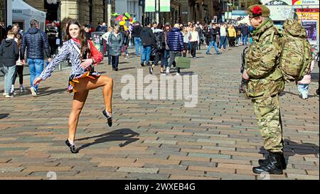 Glasgow, Schottland, Großbritannien. 30. März 2024: Die World Irish Dancing Championships kamen heute Nachmittag in die Style Mile und Einkaufshauptstadt der schottischen Buchanan Street, als Tänzer ihre Moves den einheimischen Käufern bei Sonnenschein zeigten. Credit Gerard Ferry /Alamy Live News Stockfoto