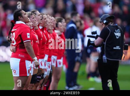 Walisische Spieler singen ihre Nationalhymne vor dem Guinness Women's Six Nations Match in Ashton Gate, Bristol. Bilddatum: Samstag, 30. März 2024. Stockfoto