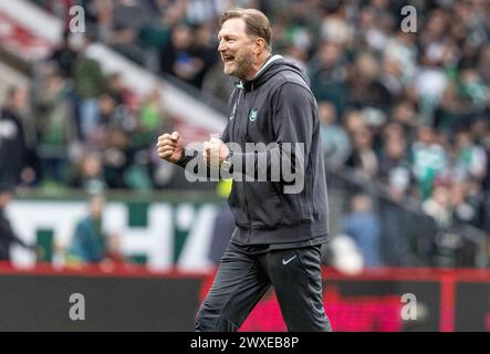 Bremen, Deutschland. 30. März 2024. Fußball: Bundesliga, Werder Bremen - VfL Wolfsburg, Spieltag 27, wohninvest Weserstadion. Wolfsburger Trainer Ralph Hasenhüttl feiert den Sieg. Hinweis: Axel Heimken/dpa – WICHTIGER HINWEIS: gemäß den Vorschriften der DFL Deutscher Fußball-Liga und des DFB Deutscher Fußball-Bundes ist es verboten, im Stadion und/oder des Spiels aufgenommene Fotografien in Form von sequenziellen Bildern und/oder videoähnlichen Fotoserien zu verwenden oder zu nutzen./dpa/Alamy Live News Stockfoto