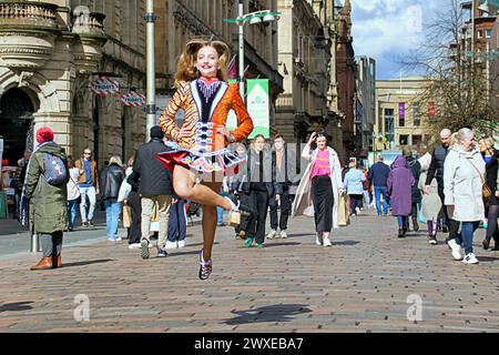 Glasgow, Schottland, Großbritannien. 30. März 2024: Die World Irish Dancing Championships kamen heute Nachmittag in die Style Mile und Einkaufshauptstadt der schottischen Buchanan Street, als Tänzer ihre Moves den einheimischen Käufern bei Sonnenschein zeigten. Credit Gerard Ferry /Alamy Live News Stockfoto