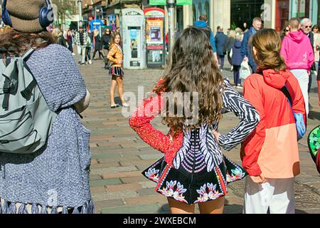 Glasgow, Schottland, Großbritannien. 30. März 2024: Die World Irish Dancing Championships kamen heute Nachmittag in die Style Mile und Einkaufshauptstadt der schottischen Buchanan Street, als Tänzer ihre Moves den einheimischen Käufern bei Sonnenschein zeigten. Credit Gerard Ferry /Alamy Live News Stockfoto