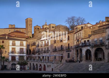 Trujillo Plaza Mayor umgeben von Palästen und Kirchen. Die mittelalterliche Burg war Schauplatz von Game of Thrones. Cacere. Stockfoto