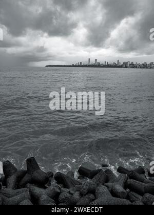 Schifffahrt, Panoramablick auf Mumbai mit dem Arabischen Meer mit bewölktem Himmel Stockfoto