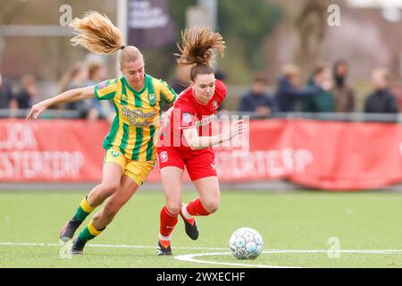 Enschede, Niederlande. 30. März 2024. ENSCHEDE, Sportpark Schreurserve, 30-03-2024, Saison 2023/2024, Azerion Vrouwen Eredivisie. Während des Spiels Twente - ADO den Haag (Frauen), Endergebnis 1:0, ADO den Haag Spieler Bo Vonk FC Twente Spieler Liz Rijsbergen Credit: Pro Shots/Alamy Live News Stockfoto