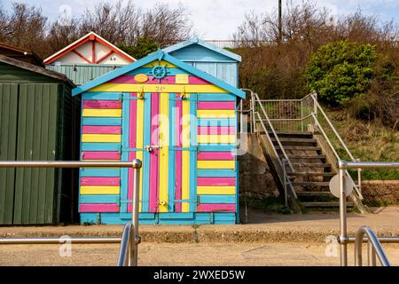 Clacton-on-Sea, Essex, Vereinigtes Königreich – 20. März 2024. Mehrfarbige Strandhütte an der Strandpromenade von Clacton Stockfoto