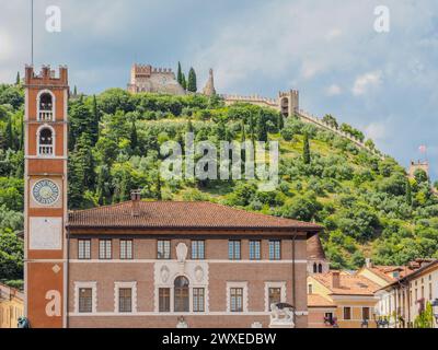 Blick auf die Festung Marostica, die untere Burg im Vordergrund und die obere Burg mit umliegender Mauer im Hintergrund Stockfoto