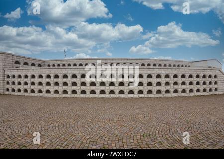 Das Militärdenkmal Monte Grappa ist das größte italienische Militärossuar des Ersten Weltkriegs Stockfoto