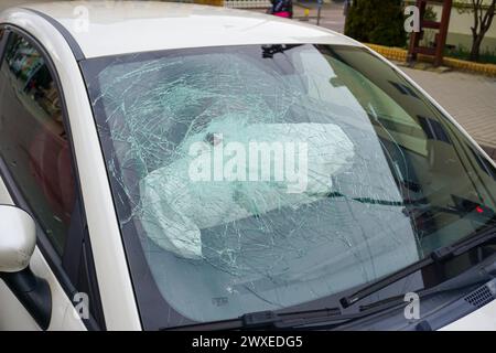 Köthen - Autos krachen auf Kreuzung zusammen: Mehrere Verletzte 28.03.2024 gegen 13 Uhr Köthen, Lohmannstraße/am Wasserturm zu einem Unfall kam es am Gründonnerstag gegen 13 Uhr auf der Kreuzung Lohmannstraße/am Wasserturm in Köthen. Nach ersten Angaben der Polizei kam es auf der Kreuzung aus bisher ungeklärter Ursache zum Zusammenstoß zweier Autos. Drei Menschen wurden dabei verletzt und kam mit einem Rettungswagen in einem Krankenhaus. Zur Unfallstelle war außerdem die Feuerwehr alarmiert, die Unfallstelle absicherte und den Rettungsdienst bei der Versorgung der Patienten unterstützt. Stockfoto