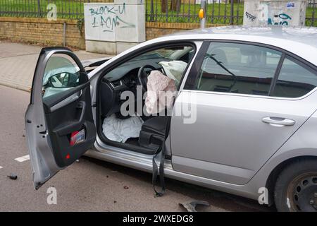 Köthen - Autos krachen auf Kreuzung zusammen: Mehrere Verletzte 28.03.2024 gegen 13 Uhr Köthen, Lohmannstraße/am Wasserturm zu einem Unfall kam es am Gründonnerstag gegen 13 Uhr auf der Kreuzung Lohmannstraße/am Wasserturm in Köthen. Nach ersten Angaben der Polizei kam es auf der Kreuzung aus bisher ungeklärter Ursache zum Zusammenstoß zweier Autos. Drei Menschen wurden dabei verletzt und kam mit einem Rettungswagen in einem Krankenhaus. Zur Unfallstelle war außerdem die Feuerwehr alarmiert, die Unfallstelle absicherte und den Rettungsdienst bei der Versorgung der Patienten unterstützt. Stockfoto