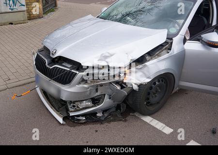 Köthen - Autos krachen auf Kreuzung zusammen: Mehrere Verletzte 28.03.2024 gegen 13 Uhr Köthen, Lohmannstraße/am Wasserturm zu einem Unfall kam es am Gründonnerstag gegen 13 Uhr auf der Kreuzung Lohmannstraße/am Wasserturm in Köthen. Nach ersten Angaben der Polizei kam es auf der Kreuzung aus bisher ungeklärter Ursache zum Zusammenstoß zweier Autos. Drei Menschen wurden dabei verletzt und kam mit einem Rettungswagen in einem Krankenhaus. Zur Unfallstelle war außerdem die Feuerwehr alarmiert, die Unfallstelle absicherte und den Rettungsdienst bei der Versorgung der Patienten unterstützt. Stockfoto