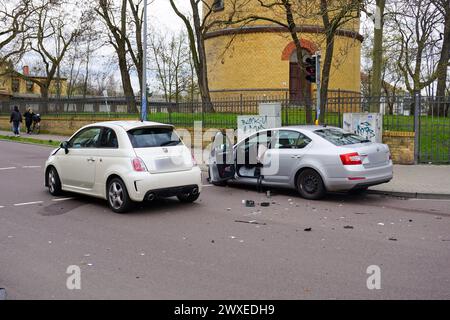 Köthen - Autos krachen auf Kreuzung zusammen: Mehrere Verletzte 28.03.2024 gegen 13 Uhr Köthen, Lohmannstraße/am Wasserturm zu einem Unfall kam es am Gründonnerstag gegen 13 Uhr auf der Kreuzung Lohmannstraße/am Wasserturm in Köthen. Nach ersten Angaben der Polizei kam es auf der Kreuzung aus bisher ungeklärter Ursache zum Zusammenstoß zweier Autos. Drei Menschen wurden dabei verletzt und kam mit einem Rettungswagen in einem Krankenhaus. Zur Unfallstelle war außerdem die Feuerwehr alarmiert, die Unfallstelle absicherte und den Rettungsdienst bei der Versorgung der Patienten unterstützt. Stockfoto