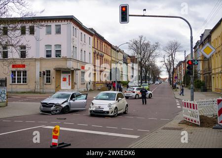 Köthen - Autos krachen auf Kreuzung zusammen: Mehrere Verletzte 28.03.2024 gegen 13 Uhr Köthen, Lohmannstraße/am Wasserturm zu einem Unfall kam es am Gründonnerstag gegen 13 Uhr auf der Kreuzung Lohmannstraße/am Wasserturm in Köthen. Nach ersten Angaben der Polizei kam es auf der Kreuzung aus bisher ungeklärter Ursache zum Zusammenstoß zweier Autos. Drei Menschen wurden dabei verletzt und kam mit einem Rettungswagen in einem Krankenhaus. Zur Unfallstelle war außerdem die Feuerwehr alarmiert, die Unfallstelle absicherte und den Rettungsdienst bei der Versorgung der Patienten unterstützt. Stockfoto